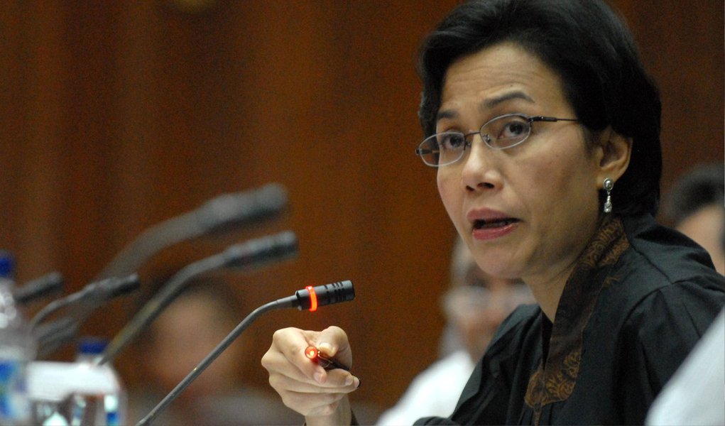 A diretora gerente e chefe de Operações do Banco Mundial (Bird), Sri Mulyani Indrawati, disse, durante entrevista nesta quarta (4), que além de medidas econômicas adequadas, o governo precisa de apoio político para sair da crise; "Os ministros precisam de apoio político para que possam restaurar a confiança do país. Não é necessário apenas boas medidas, mas também um ótimo apoio político. Não raro um país sai mais forte desse tipo de crise, aumenta o crescimento e sua nota na classificação de risco”, disse (Foto: Valter Lima) A diretora gerente e chefe de Operações do Banco Mundial (Bird), Sri Mulyani Indrawati, disse, durante entrevista nesta quarta (4), que além de medidas econômicas adequadas, o governo precisa de apoio político para sair da crise; "Os ministros precisam de apoio político para que possam restaurar a confiança do país. Não é necessário apenas boas medidas, mas também um ótimo apoio político. Não raro um país sai mais forte desse tipo de crise, aumenta o crescimento e sua nota na classificação de risco”, disse