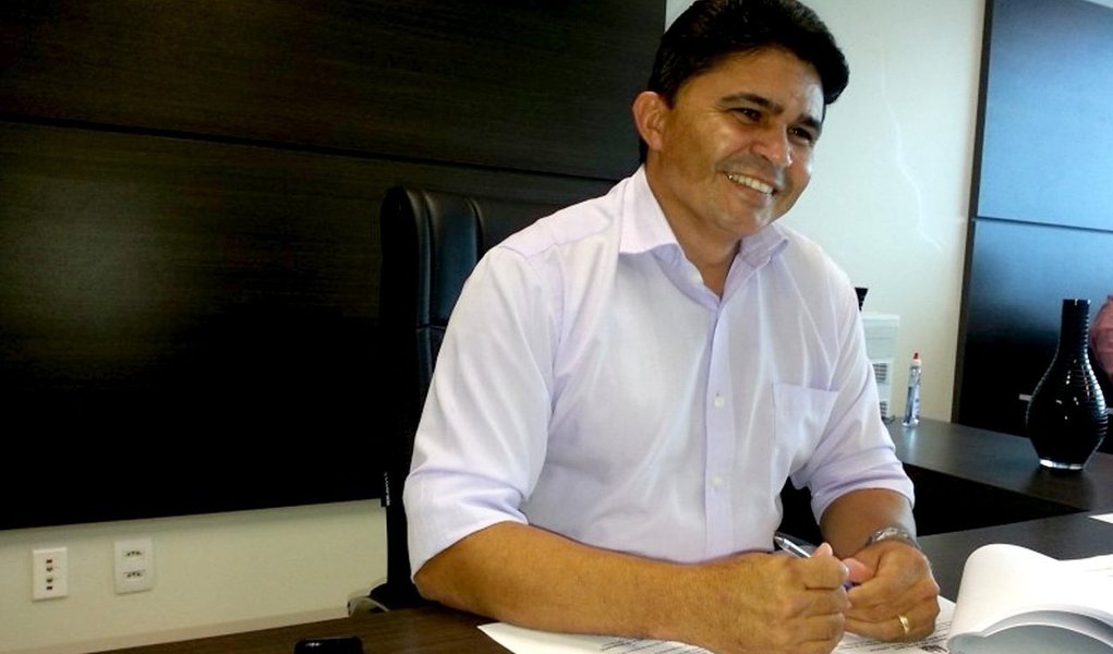 Efetivando-se o ingresso do PP na base do governo e com a desistência da candidatura a deputado estadual do comandante da Polícia Militar, coronel Luiz Cláudio Benício (PTB), o caminho está livre para que o presidente da Câmara de Palmas, Major Negreiros, assuma o papel de representante da categoria na campanha eleitoral de outubro; o assunto já teria sido inclusive conversado entre Negreiros e o governador Sandoval Cardoso (SD) (Foto: Aquiles Lins) Efetivando-se o ingresso do PP na base do governo e com a desistência da candidatura a deputado estadual do comandante da Polícia Militar, coronel Luiz Cláudio Benício (PTB), o caminho está livre para que o presidente da Câmara de Palmas, Major Negreiros, assuma o papel de representante da categoria na campanha eleitoral de outubro; o assunto já teria sido inclusive conversado entre Negreiros e o governador Sandoval Cardoso (SD)