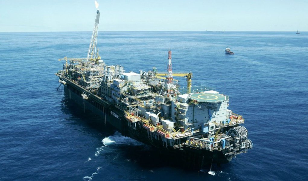 Petrobras deverá declarar a comercialidade dos campos de Franco e Sul de Tupi, que fazem parte da cessão onerosa da área do pré-sal da Bacia de Santos, até o final deste ano; a cessão onerosa é um mecanismo criado pelo governo federal para permitir que a estatal petrolífera produza até 5 bilhões de barris de petróleo, em algumas áreas do pré-sal, sem a necessidade de licitação (Foto: Valter Lima) Petrobras deverá declarar a comercialidade dos campos de Franco e Sul de Tupi, que fazem parte da cessão onerosa da área do pré-sal da Bacia de Santos, até o final deste ano; a cessão onerosa é um mecanismo criado pelo governo federal para permitir que a estatal petrolífera produza até 5 bilhões de barris de petróleo, em algumas áreas do pré-sal, sem a necessidade de licitação