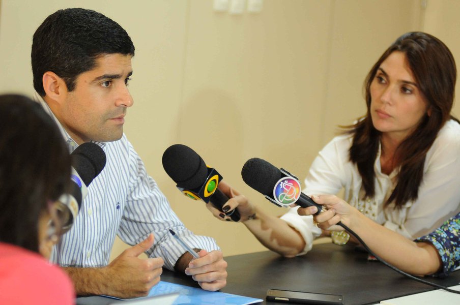 O reajuste salarial dos rodoviários não afetará o valor da tarifa de ônibus em Salvador; garantia foi dada pelo prefeito ACM Neto (DEM) em entrevista coletiva na quarta-feira; "Quero aqui tranquilizar a população que o acordo foi feito sem que houvesse qualquer compromisso da Prefeitura em aumentar o preço da passagem, que continuará o mesmo praticado desde 2011", disse o democrata (Foto: Romulo Faro) O reajuste salarial dos rodoviários não afetará o valor da tarifa de ônibus em Salvador; garantia foi dada pelo prefeito ACM Neto (DEM) em entrevista coletiva na quarta-feira; "Quero aqui tranquilizar a população que o acordo foi feito sem que houvesse qualquer compromisso da Prefeitura em aumentar o preço da passagem, que continuará o mesmo praticado desde 2011", disse o democrata