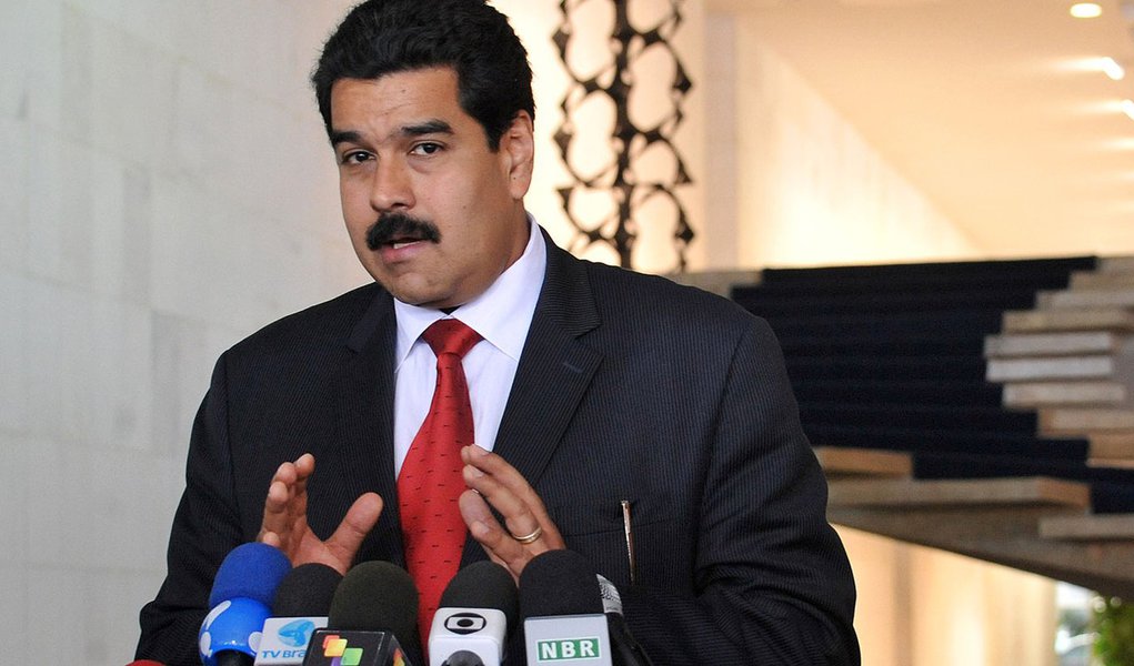 "Vamos iniciar, no âmbito da ofensiva global de produção, abastecimento e preços justos, com milhares de inspetores, uma jornada nacional de inspeção de todos os estabelecimentos comerciais do país, com vistas ao cumprimento da Lei de Preços Justos, para que sejam respeitados os preços dos bens de primeira necessidade", o presidente da Venezuela, Nicolás Maduro (Foto: Roberta Namour) "Vamos iniciar, no âmbito da ofensiva global de produção, abastecimento e preços justos, com milhares de inspetores, uma jornada nacional de inspeção de todos os estabelecimentos comerciais do país, com vistas ao cumprimento da Lei de Preços Justos, para que sejam respeitados os preços dos bens de primeira necessidade", o presidente da Venezuela, Nicolás Maduro