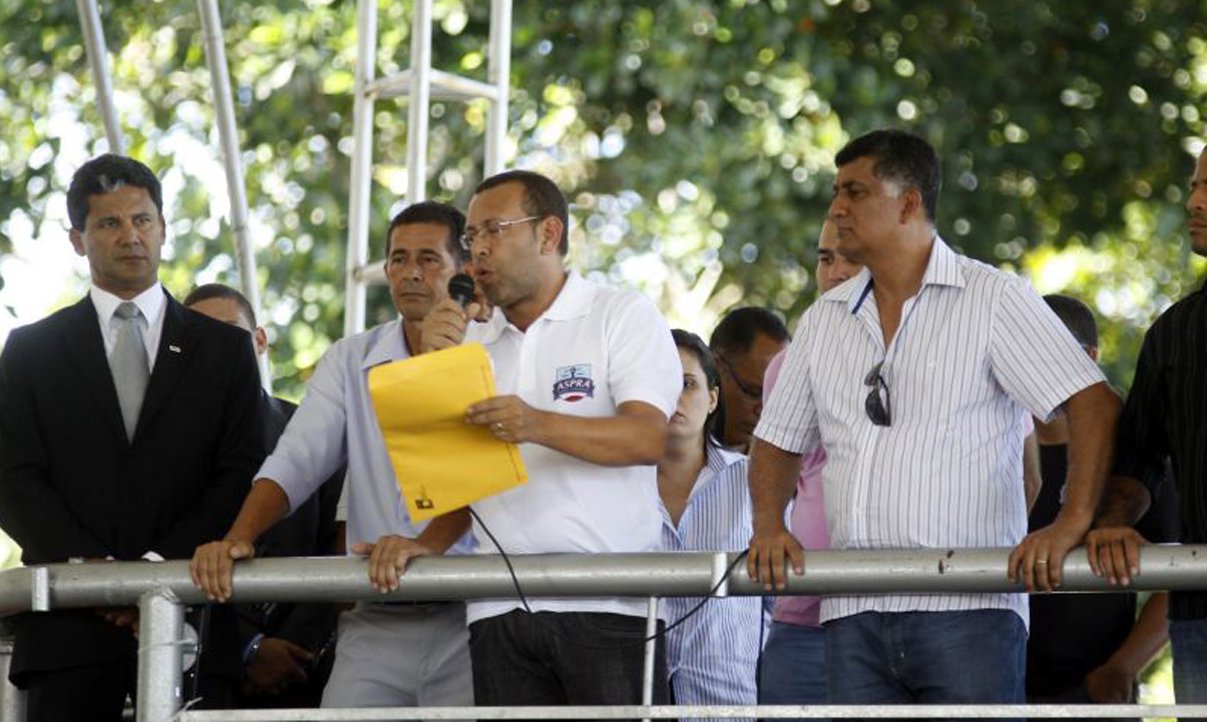 Acabou a greve da Polícia Militar da Bahia deflagrada na terça-feira (15). Há pouco, exatamente às 14h19, o líder do movimento, vereador Marco Prisco, do PSDB, decretou fim da paralisação após leitura da proposta apresentada pelo governo do estado. Os policiais militares que estão 'acampados' no parque Wet'n Wild, na Avenida Paralela, votaram de forma unânime pela aceitação da proposta enviada pelo Executivo (Foto: Romulo Faro) Acabou a greve da Polícia Militar da Bahia deflagrada na terça-feira (15). Há pouco, exatamente às 14h19, o líder do movimento, vereador Marco Prisco, do PSDB, decretou fim da paralisação após leitura da proposta apresentada pelo governo do estado. Os policiais militares que estão 'acampados' no parque Wet'n Wild, na Avenida Paralela, votaram de forma unânime pela aceitação da proposta enviada pelo Executivo