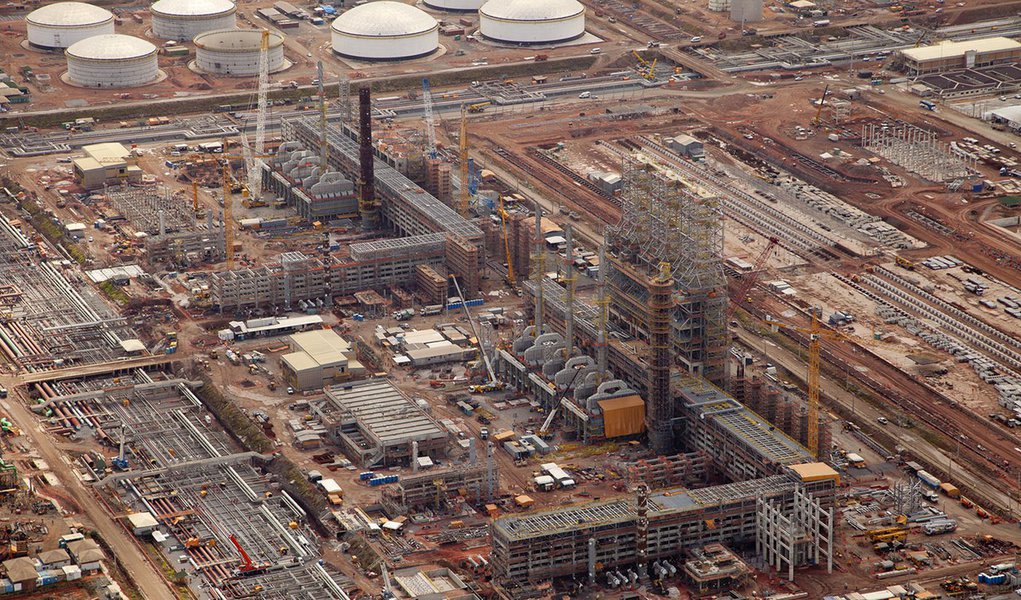 Plano de negócios apresentado pela Petrobras para o período 2015-2019 confirmou a postergação da entrada em operação do segundo trem de refino da Refinaria Abreu e Lima (Rnest), em Pernambuco; unidade, que foi inaugurada no final do ano passado, teve a implantação da segunda linha de produção, que deveria ter entrado em operação em maio deste exercício, postergada para 2018, segundo o novo cronograma (Foto: Paulo Emílio) Plano de negócios apresentado pela Petrobras para o período 2015-2019 confirmou a postergação da entrada em operação do segundo trem de refino da Refinaria Abreu e Lima (Rnest), em Pernambuco; unidade, que foi inaugurada no final do ano passado, teve a implantação da segunda linha de produção, que deveria ter entrado em operação em maio deste exercício, postergada para 2018, segundo o novo cronograma