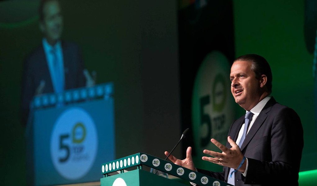 Presidenciável pelo PSB participou de um jantar com artistas e produtores culturais na noite desta terça-feira 3, no Rio, quando pediu ajuda para mobilizar a sociedade em torno das eleições; Eduardo Campos acusou o governo de querer esvaziar a participação popular em torno do debate eleitoral; "Há um esforço de quem está no poder para que a sociedade não participe, para que a juventude ache que não vale a pena. Antes da ajuda, do voto, do engajamento, precisamos de ajuda para chamar a sociedade para o debate", afirmou (Foto: Paulo Emílio) Presidenciável pelo PSB participou de um jantar com artistas e produtores culturais na noite desta terça-feira 3, no Rio, quando pediu ajuda para mobilizar a sociedade em torno das eleições; Eduardo Campos acusou o governo de querer esvaziar a participação popular em torno do debate eleitoral; "Há um esforço de quem está no poder para que a sociedade não participe, para que a juventude ache que não vale a pena. Antes da ajuda, do voto, do engajamento, precisamos de ajuda para chamar a sociedade para o debate", afirmou