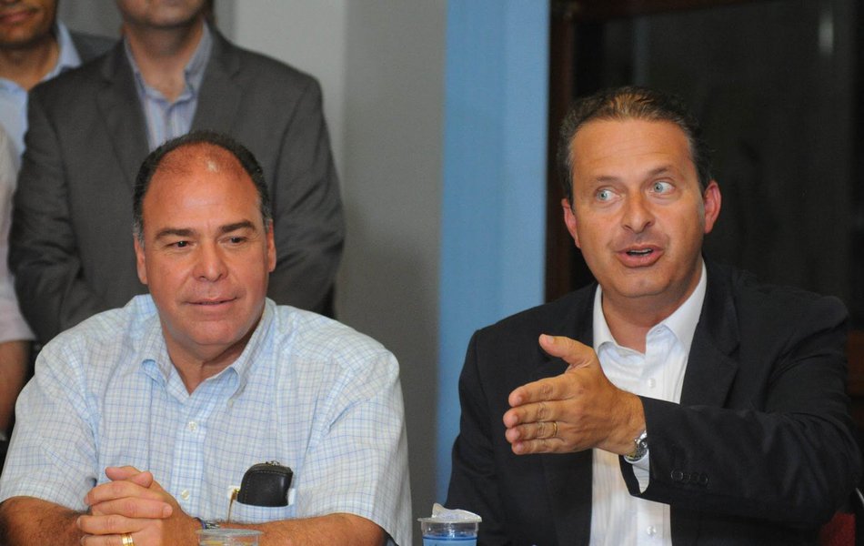 Diante das reivindicações referentes à paternidade de obras no estado, o ex-ministro Fernando Bezerra Coelho (PSB), cotado para disputar o governo estadual, disse que "eles (o povo) não ficam questionando de quem é a obra, mas se o empreendimento está sendo executado; e criticou a concentração de verba na União; FBC mostrou o quanto o seu discurso está alinhado com o do governador de Pernambuco, Eduardo Campos, pré-candidato ao Palácio do Planalto; dentro da cúpula socialista, o ex-ministro larga na frente
(Foto: Leonardo Lucena) Diante das reivindicações referentes à paternidade de obras no estado, o ex-ministro Fernando Bezerra Coelho (PSB), cotado para disputar o governo estadual, disse que "eles (o povo) não ficam questionando de quem é a obra, mas se o empreendimento está sendo executado; e criticou a concentração de verba na União; FBC mostrou o quanto o seu discurso está alinhado com o do governador de Pernambuco, Eduardo Campos, pré-candidato ao Palácio do Planalto; dentro da cúpula socialista, o ex-ministro larga na frente