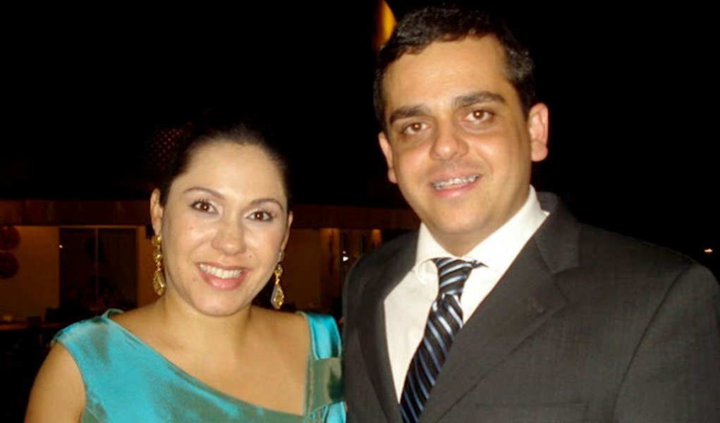 A deputada Luana Ribeiro (PR) se manifestou em nota sobre o julgamento e condenação de seu marido, Frederico Gayer, pelo crime de homicídio; a parlamentar disse que não o conhecida quando o crime ocorreu, elogiou seu marido e afirmou que a defesa irá recorrer da sentença; “O processo ainda não está transitado e julgado e há muitos equívocos, aos quais pretendemos esclarecer. À época, ele era policial civil e há muitos questionamentos quanto à forma como tudo aconteceu. Vamos recorrer, mas ele não se furtará em cumprir sua parte com a justiça, caso seja essa a vontade de Deus”, diz a parlamentar na nota; Frederico Gayer foi condenado a 12 anos e seis meses de prisão em regime fechado (Foto: Aquiles Lins) A deputada Luana Ribeiro (PR) se manifestou em nota sobre o julgamento e condenação de seu marido, Frederico Gayer, pelo crime de homicídio; a parlamentar disse que não o conhecida quando o crime ocorreu, elogiou seu marido e afirmou que a defesa irá recorrer da sentença; “O processo ainda não está transitado e julgado e há muitos equívocos, aos quais pretendemos esclarecer. À época, ele era policial civil e há muitos questionamentos quanto à forma como tudo aconteceu. Vamos recorrer, mas ele não se furtará em cumprir sua parte com a justiça, caso seja essa a vontade de Deus”, diz a parlamentar na nota; Frederico Gayer foi condenado a 12 anos e seis meses de prisão em regime fechado