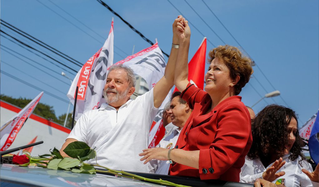 Segundo Dilma, a candidata do PSB está propondo tirar "o poder dos bancos públicos de participar do financiamento da indústria e da agricultura" e também é "contra a política de conteúdo local", que determina um percentual mínimo de produtos produzidos em território nacional; propostas gerariam desemprego, segundo a presidente, que participou hoje de uma caminhada em São Bernardo do Campo (SP) com o ex-presidente Lula (Foto: Gisele Federicce) Segundo Dilma, a candidata do PSB está propondo tirar "o poder dos bancos públicos de participar do financiamento da indústria e da agricultura" e também é "contra a política de conteúdo local", que determina um percentual mínimo de produtos produzidos em território nacional; propostas gerariam desemprego, segundo a presidente, que participou hoje de uma caminhada em São Bernardo do Campo (SP) com o ex-presidente Lula