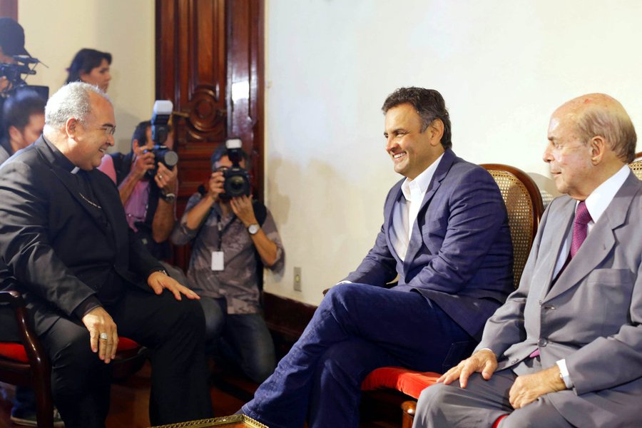 Candidato tucano disse que as pesquisas eleitorais estiveram distantes da vontade do eleitor no primeiro turno da disputa presidencial, e que a presidente Dilma Rousseff (PT) já é "derrotada" independente do resultado de domingo; Aécio Neves voltou a lembrar que durante boa parte da campanha do primeiro turno, os levantamentos o colocavam em um distante terceiro lugar e, ainda assim, ele chegou ao segundo turno (Foto: Gisele Federicce) www.brasil247.com - Candidato tucano disse que as pesquisas eleitorais estiveram distantes da vontade do eleitor no primeiro turno da disputa presidencial, e que a presidente Dilma Rousseff (PT) já é "derrotada" independente do resultado de domingo; Aécio Neves voltou a lembrar que durante boa parte da campanha do primeiro turno, os levantamentos o colocavam em um distante terceiro lugar e, ainda assim, ele chegou ao segundo turno