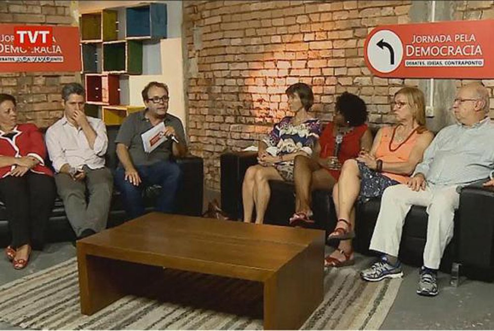 Integrantes de movimentos sociais e especialistas, em debate hoje (12), disseram que o governo da presidenta Dilma Rousseff falhou ao não tratar da redemocratização da comunicação; essa foi uma das principais colocações manifestadas pelos participantes da mesa-redonda Conjuntura e Conservadorismo: Beijinho no Ombro pros Intolerantes, que integra o debate 'Jornada pela Democracia: Debates, Ideias, Contraponto' (Foto: Gisele Federicce) Integrantes de movimentos sociais e especialistas, em debate hoje (12), disseram que o governo da presidenta Dilma Rousseff falhou ao não tratar da redemocratização da comunicação; essa foi uma das principais colocações manifestadas pelos participantes da mesa-redonda Conjuntura e Conservadorismo: Beijinho no Ombro pros Intolerantes, que integra o debate 'Jornada pela Democracia: Debates, Ideias, Contraponto'