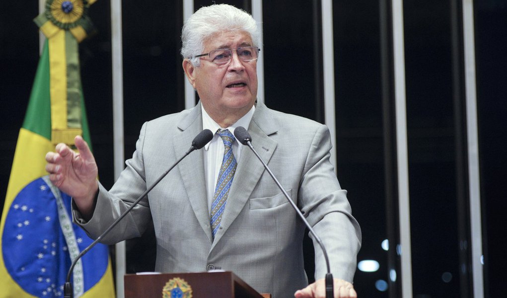 A declaração do senador Roberto Requião (PMDB-PR) foi uma crítica às doações de empresas para campanhas eleitorais; o parlamentar apresentou requerimento para que projeto de lei que acaba com doações de organizações empresariais seja votado logo; o congressista reclamou que, desde maio, a proposta está pronta para a ordem do dia; o peemedebista lembrou que, pelo Regimento Interno, nenhum projeto pode ficar nessa situação por mais de um mês (Foto: Leonardo Lucena) A declaração do senador Roberto Requião (PMDB-PR) foi uma crítica às doações de empresas para campanhas eleitorais; o parlamentar apresentou requerimento para que projeto de lei que acaba com doações de organizações empresariais seja votado logo; o congressista reclamou que, desde maio, a proposta está pronta para a ordem do dia; o peemedebista lembrou que, pelo Regimento Interno, nenhum projeto pode ficar nessa situação por mais de um mês
