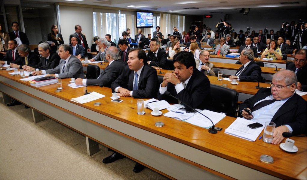 Total de assinaturas ainda está sendo confirmado, mas o senador Jorge Viana (PT-AC) informou que o número mínimo já foi cumprido; para que o requerimento de prorrogação tivesse validade, era preciso que pelo menos um terço dos deputados (171) e dos senadores (27) manifestasse apoio à iniciativa; parlamentares da oposição e também da base aliada recolheram os nomes (Foto: Leonardo Araújo) Total de assinaturas ainda está sendo confirmado, mas o senador Jorge Viana (PT-AC) informou que o número mínimo já foi cumprido; para que o requerimento de prorrogação tivesse validade, era preciso que pelo menos um terço dos deputados (171) e dos senadores (27) manifestasse apoio à iniciativa; parlamentares da oposição e também da base aliada recolheram os nomes