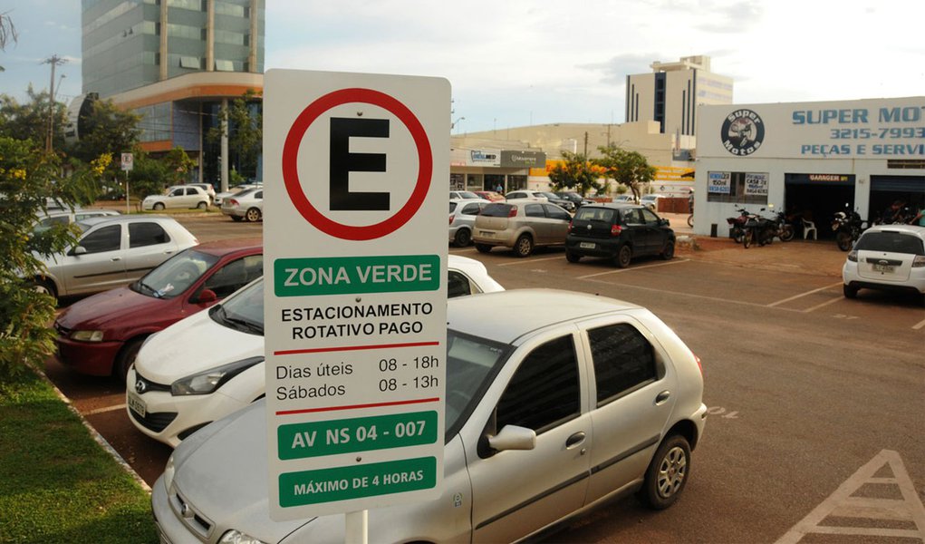 Entrou em vigor nesta quarta-feira, 1º, a operacionalização da Zona Verde no sistema de estacionamento rotativo no centro de Palmas; com permanência poderá ser de até quatro horas, a Zona Verde funcionará nos bolsões de estacionamento ao longo das Avenidas NS-02, NS-04, LO-01 e LO-02; valores cobrados para automóveis, camionetes, pick-up, caminhões e triciclos serão de R$ 1,00 para cada permanência de 30 minutos na vaga; R$ 2,00 para permanência na vaga de 30 até 60 minutos; para orientar os motoristas, foram instalados na entrada de todos os bolsões de estacionamento placas identificando o tipo de área que o condutor está adentrando, se é Zona Azul ou Verde (Foto: Aquiles Lins) Entrou em vigor nesta quarta-feira, 1º, a operacionalização da Zona Verde no sistema de estacionamento rotativo no centro de Palmas; com permanência poderá ser de até quatro horas, a Zona Verde funcionará nos bolsões de estacionamento ao longo das Avenidas NS-02, NS-04, LO-01 e LO-02; valores cobrados para automóveis, camionetes, pick-up, caminhões e triciclos serão de R$ 1,00 para cada permanência de 30 minutos na vaga; R$ 2,00 para permanência na vaga de 30 até 60 minutos; para orientar os motoristas, foram instalados na entrada de todos os bolsões de estacionamento placas identificando o tipo de área que o condutor está adentrando, se é Zona Azul ou Verde