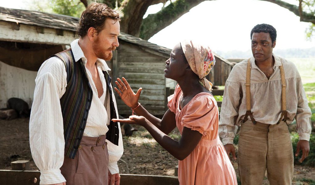 Drama de Steve McQueen foi o primeiro filme de um diretor negro a ganhar a maior honraria da indústria cinematográfica em 86 anos da premiação; Matthew McConaughey, com uma reviravolta notável em sua carreira, ganhou como melhor ator por sua interpretação do homofóbico vitimado pela Aids Ron Woodroof; e a australiana Cate Blanchett levou o Oscar de melhor atriz por interpretar uma socialite abalada pelos crimes financeiros de seu marido no filme de Woody Allen "Blue Jasmine (Foto: Roberta Namour) Drama de Steve McQueen foi o primeiro filme de um diretor negro a ganhar a maior honraria da indústria cinematográfica em 86 anos da premiação; Matthew McConaughey, com uma reviravolta notável em sua carreira, ganhou como melhor ator por sua interpretação do homofóbico vitimado pela Aids Ron Woodroof; e a australiana Cate Blanchett levou o Oscar de melhor atriz por interpretar uma socialite abalada pelos crimes financeiros de seu marido no filme de Woody Allen "Blue Jasmine