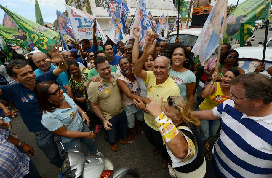 O fechamento do tradicional Hospital Espanhol (unidade com capacidade para atendimento de alta complexidade, inclusive pelo SUS), é prato cheio para a oposição ao governo de Jaques Wagner (PT) e o candidato do DEM à sua sucessão, Paulo Souto, não perdeu oportunidade de bater duro no petista; "As reclamações contra a falta de assistência à saúde são recorrentes em todo o estado. E diante de todo esse problema, para piorar, ontem o Hospital Espanhol foi fechado em Salvador", disse Souto em caminhada na Liberdade (Foto: Romulo Faro) O fechamento do tradicional Hospital Espanhol (unidade com capacidade para atendimento de alta complexidade, inclusive pelo SUS), é prato cheio para a oposição ao governo de Jaques Wagner (PT) e o candidato do DEM à sua sucessão, Paulo Souto, não perdeu oportunidade de bater duro no petista; "As reclamações contra a falta de assistência à saúde são recorrentes em todo o estado. E diante de todo esse problema, para piorar, ontem o Hospital Espanhol foi fechado em Salvador", disse Souto em caminhada na Liberdade
