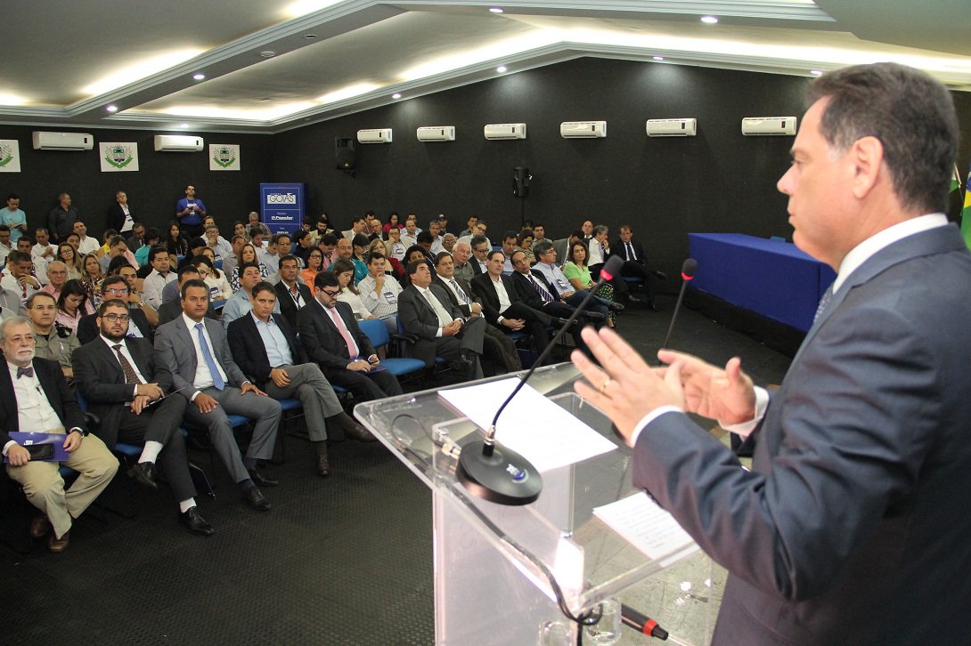 Marconi participou nesta quinta-feira, em Rio Verde, da abertura do programa Agenda Goiás, fórum de discussão e planejamento promovido pelo Grupo Jaime Câmara, Governo de Goiás e Sebrae; governador destacou o desenvolvimento econômico da Região Sudoeste; “Esta região tem sido fundamental para que o Brasil não amargue dados econômicos ainda piores. Se somarmos os estados da região Centro-Oeste, tivemos juntos um superávit exportador de quase U$ 20 bilhões, enquanto o Brasil amargou um déficit de cerca de U$ 5 bilhões" (Foto: José Barbacena) Marconi participou nesta quinta-feira, em Rio Verde, da abertura do programa Agenda Goiás, fórum de discussão e planejamento promovido pelo Grupo Jaime Câmara, Governo de Goiás e Sebrae; governador destacou o desenvolvimento econômico da Região Sudoeste; “Esta região tem sido fundamental para que o Brasil não amargue dados econômicos ainda piores. Se somarmos os estados da região Centro-Oeste, tivemos juntos um superávit exportador de quase U$ 20 bilhões, enquanto o Brasil amargou um déficit de cerca de U$ 5 bilhões"