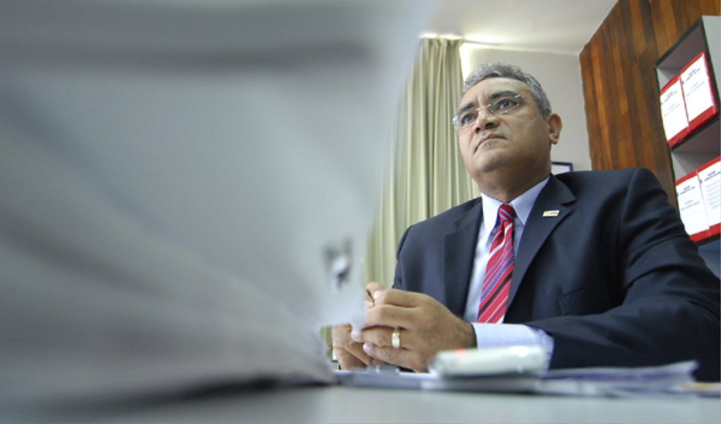 Responsáveis por duas Organizações da Sociedade Civil de Interesse Público (Oscips) que prestavam serviços a 34 prefeituras do Paraná são suspeitos de desviar pelo menos R$ 70 milhões de dinheiro público repassado para a execução de termos de parceria, sobretudo na área de saúde; a estimativa é da PF e da CGU, que investigam o esquema desde 2011; segundo o chefe da CGU no Paraná, Moacir Rodrigues de Oliveira, há indícios de que a suposta organização criminosa atuava no estado desde 2005; ele disse, ainda,q ue o total desviado pode ser bem maior (Foto: Leonardo Lucena) Responsáveis por duas Organizações da Sociedade Civil de Interesse Público (Oscips) que prestavam serviços a 34 prefeituras do Paraná são suspeitos de desviar pelo menos R$ 70 milhões de dinheiro público repassado para a execução de termos de parceria, sobretudo na área de saúde; a estimativa é da PF e da CGU, que investigam o esquema desde 2011; segundo o chefe da CGU no Paraná, Moacir Rodrigues de Oliveira, há indícios de que a suposta organização criminosa atuava no estado desde 2005; ele disse, ainda,q ue o total desviado pode ser bem maior