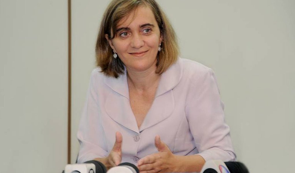 A ação contra a ex-secretária Vanda Paiva foi motivada pelo Ministério Público Estadual (MPE), pelo fato de existirem diversas decisões judiciais não cumpridas por ela no período em que esteve à frente da Sesau, no que se refere ao caso do idoso Bernardino Barbosa Marinho, paciente com câncer de próstata que veio a falecer em 18 de abril deste ano, em decorrência do não fornecimento do medicamento Abiraterona; em caso de descumprimento da liminar, a ex-secretária de Saúde fica sujeita à prisão em flagrante e ao pagamento de multa diária entre R$ 2 mil e R$ 50 mil; o impedimento é válido até que seja julgado o mérito da ação (Foto: Aquiles Lins) A ação contra a ex-secretária Vanda Paiva foi motivada pelo Ministério Público Estadual (MPE), pelo fato de existirem diversas decisões judiciais não cumpridas por ela no período em que esteve à frente da Sesau, no que se refere ao caso do idoso Bernardino Barbosa Marinho, paciente com câncer de próstata que veio a falecer em 18 de abril deste ano, em decorrência do não fornecimento do medicamento Abiraterona; em caso de descumprimento da liminar, a ex-secretária de Saúde fica sujeita à prisão em flagrante e ao pagamento de multa diária entre R$ 2 mil e R$ 50 mil; o impedimento é válido até que seja julgado o mérito da ação