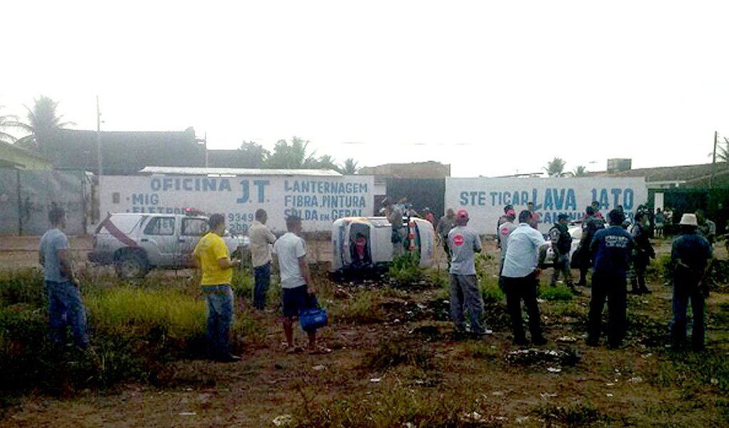 No segundo dia de protestos de taxistas em Maceió, um veículo da Agência Reguladora de Serviços Públicos de Alagoas (Arsal) foi depredado e virado. Vários pontos que dão acesso a Maceió então interditados pelos manifestantes com pneus e galhos de árvores desde as primeiras horas da manhã. Órgão vai entrar na Justiça com um pedido de interdito proibitório para impedir novos protestos (Foto: Voney Malta) No segundo dia de protestos de taxistas em Maceió, um veículo da Agência Reguladora de Serviços Públicos de Alagoas (Arsal) foi depredado e virado. Vários pontos que dão acesso a Maceió então interditados pelos manifestantes com pneus e galhos de árvores desde as primeiras horas da manhã. Órgão vai entrar na Justiça com um pedido de interdito proibitório para impedir novos protestos