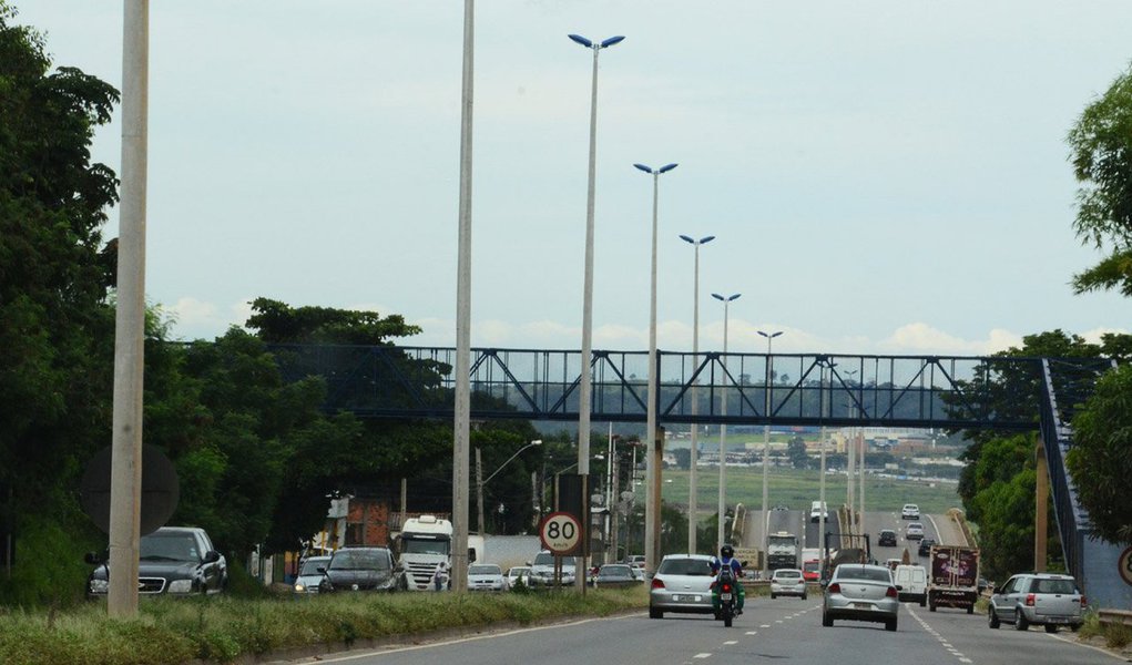 Agência do governo do Estado investiu R$ 5 milhões em 1.187 luminárias de 400 watts,646 postes,58 mil metros de cabos e 39 transformadores nos 28 quilômetros de trecho urbano da rodovia entre Aparecida de Goiânia e o condomínio Aldeia do Vale; relatório da Polícia Rodoviária Federal mostra que, de 2009 à 2013, foram registrados 5.358 acidentes, com 143 mortos, e 2.512 feridos nesse trecho; apesar de o tráfego diurno ser mais intenso, é no período noturno que ocorrem os acidentes mais graves; o presidente da Agetop, Jayme Rincón, comanda a solenidade no pátio da Cotril (km 513) (Foto: Realle Palazzo-Martini) Agência do governo do Estado investiu R$ 5 milhões em 1.187 luminárias de 400 watts,646 postes,58 mil metros de cabos e 39 transformadores nos 28 quilômetros de trecho urbano da rodovia entre Aparecida de Goiânia e o condomínio Aldeia do Vale; relatório da Polícia Rodoviária Federal mostra que, de 2009 à 2013, foram registrados 5.358 acidentes, com 143 mortos, e 2.512 feridos nesse trecho; apesar de o tráfego diurno ser mais intenso, é no período noturno que ocorrem os acidentes mais graves; o presidente da Agetop, Jayme Rincón, comanda a solenidade no pátio da Cotril (km 513)
