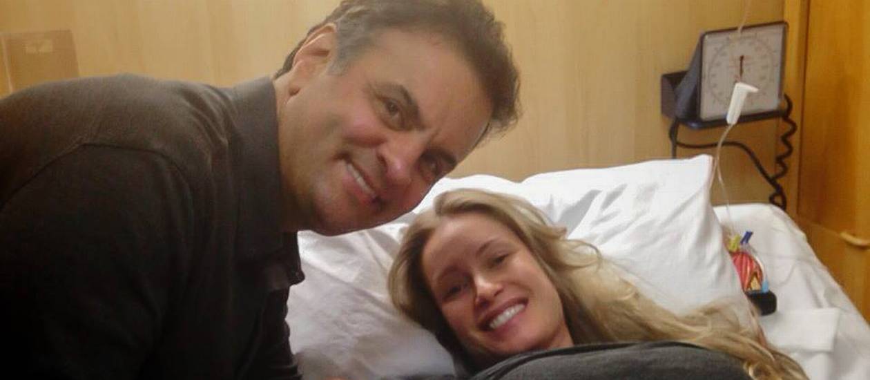 Senador mineiro e presidenciável tucano Aécio Neves se tornou pai pela segunda vez na noite de sábado, com o nascimento dos filhos gêmeos Julia e Bernardo: ‘A presença dos meus filhos me rejuvenesce em esperança ao mesmo tempo em que fortalece o meu sentido de responsabilidade com o mundo em que vivemos. Aumenta minha responsabilidade com a luta para que eles possam crescer em um Brasil melhor’ (Foto: Roberta Namour) Senador mineiro e presidenciável tucano Aécio Neves se tornou pai pela segunda vez na noite de sábado, com o nascimento dos filhos gêmeos Julia e Bernardo: ‘A presença dos meus filhos me rejuvenesce em esperança ao mesmo tempo em que fortalece o meu sentido de responsabilidade com o mundo em que vivemos. Aumenta minha responsabilidade com a luta para que eles possam crescer em um Brasil melhor’