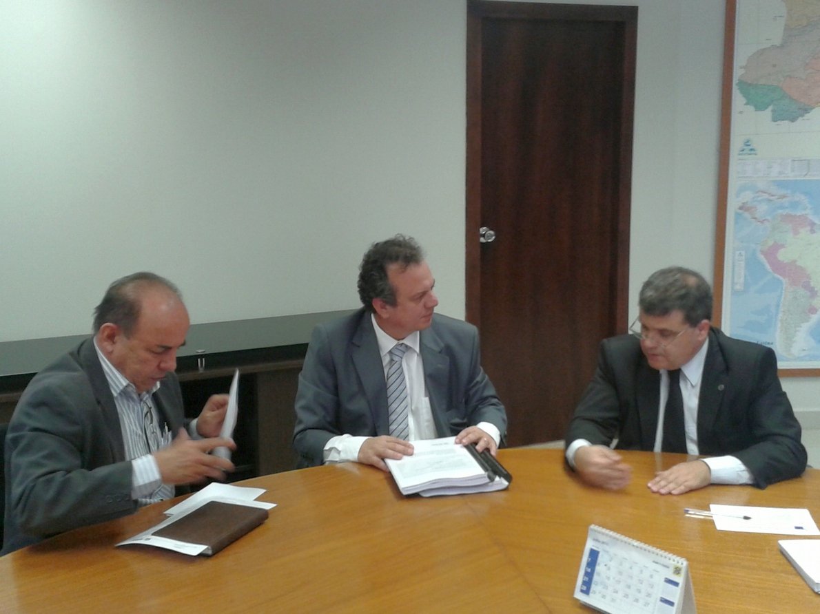 Com eventual construção dos trilhos de Bus Rapid Transit (BRT) entre as duas localidades, viagem será mais curta e facilitará locomoção de moradores. Secretário estadual das Cidades, João Balestra, já apresentou o projeto ao Ministério das Cidades e também já requisitou ao Ibama as licenças ambientais necessárias. Após a concessão das licenças, o processo licitatório será aberto de imediato. A previsão é para conclusão da obra em 18 meses (Foto: Realle Palazzo-Martini) Com eventual construção dos trilhos de Bus Rapid Transit (BRT) entre as duas localidades, viagem será mais curta e facilitará locomoção de moradores. Secretário estadual das Cidades, João Balestra, já apresentou o projeto ao Ministério das Cidades e também já requisitou ao Ibama as licenças ambientais necessárias. Após a concessão das licenças, o processo licitatório será aberto de imediato. A previsão é para conclusão da obra em 18 meses