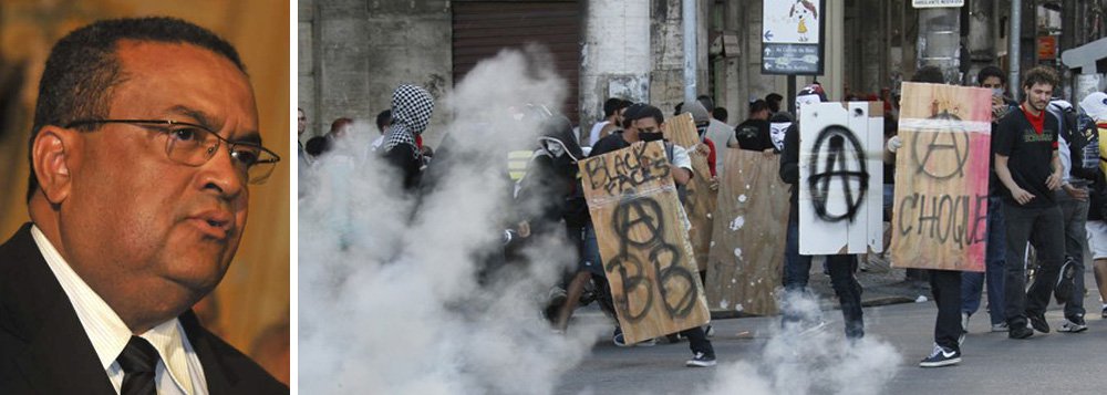 A declaração do secretário de Defesa Social de Pernambuco, Wilson Damázio, deixa clara a posição do Governo do Estado após o quebra-quebra promovido por manifestantes que exigiam a implantação do passe livre na capital pernambucana; a ordem agora é que o Batalhão de Choque acompanhe os atos desde o início da concentração; bolsas e mochilas serão revistadas e o uso de máscaras e escudos serão coibidos; a manifestação desta quarta-feira teve como saldo o incêndio de ônibus e veículos, além de danos ao patrimônio público e privado (Foto: Paulo Emílio) A declaração do secretário de Defesa Social de Pernambuco, Wilson Damázio, deixa clara a posição do Governo do Estado após o quebra-quebra promovido por manifestantes que exigiam a implantação do passe livre na capital pernambucana; a ordem agora é que o Batalhão de Choque acompanhe os atos desde o início da concentração; bolsas e mochilas serão revistadas e o uso de máscaras e escudos serão coibidos; a manifestação desta quarta-feira teve como saldo o incêndio de ônibus e veículos, além de danos ao patrimônio público e privado