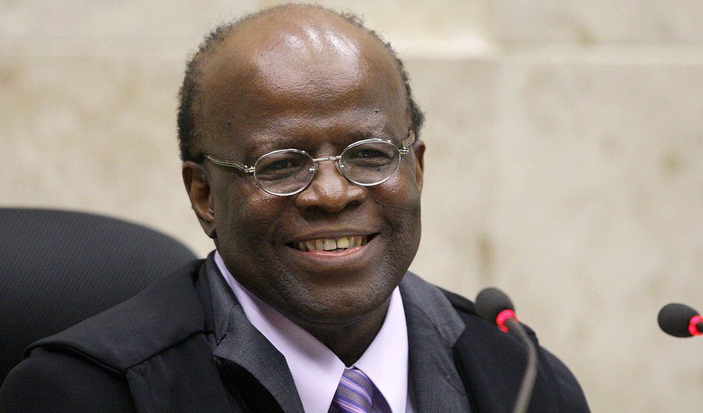 Presidente da Corte, Joaquim Barbosa, encerra 2013 com ar vitorioso: na AP 470, 17 réus condenados já cumprem pena, assim como o deputado federal licenciado Natan Donadon (sem partido-RO) o primeiro parlamentar preso após a Constituição de 1988; Supremo também barrou decisões do Congresso, como a nova lei dos royalties do Petróleo e sobre a manutenção do mandato de Donadon (Foto: Roberta Namour) Presidente da Corte, Joaquim Barbosa, encerra 2013 com ar vitorioso: na AP 470, 17 réus condenados já cumprem pena, assim como o deputado federal licenciado Natan Donadon (sem partido-RO) o primeiro parlamentar preso após a Constituição de 1988; Supremo também barrou decisões do Congresso, como a nova lei dos royalties do Petróleo e sobre a manutenção do mandato de Donadon