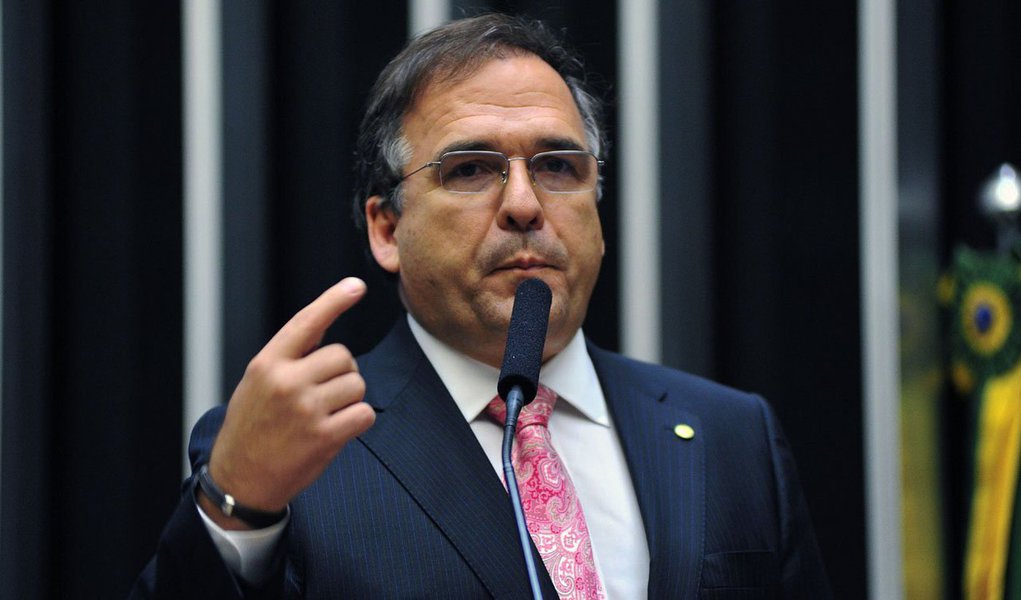 Deputado peemedebista acusa aliado de arrogância, intransigência e de não honrar supostos acordos firmados entre as duas siglas: “É impossível fazermos uma aliança com um partido que agora volta a desprezar essas premissas”; ele defende antecipação das convenções para formalizar a retirada de apoio à reeleição da presidente Dilma Rousseff e acusou o PT de estar embriagado pelo poder; “Aliança se faz com gente grande e uma parte do PT está provando que ainda engatinha", disparou (Foto: Realle Palazzo-Martini) Deputado peemedebista acusa aliado de arrogância, intransigência e de não honrar supostos acordos firmados entre as duas siglas: “É impossível fazermos uma aliança com um partido que agora volta a desprezar essas premissas”; ele defende antecipação das convenções para formalizar a retirada de apoio à reeleição da presidente Dilma Rousseff e acusou o PT de estar embriagado pelo poder; “Aliança se faz com gente grande e uma parte do PT está provando que ainda engatinha", disparou