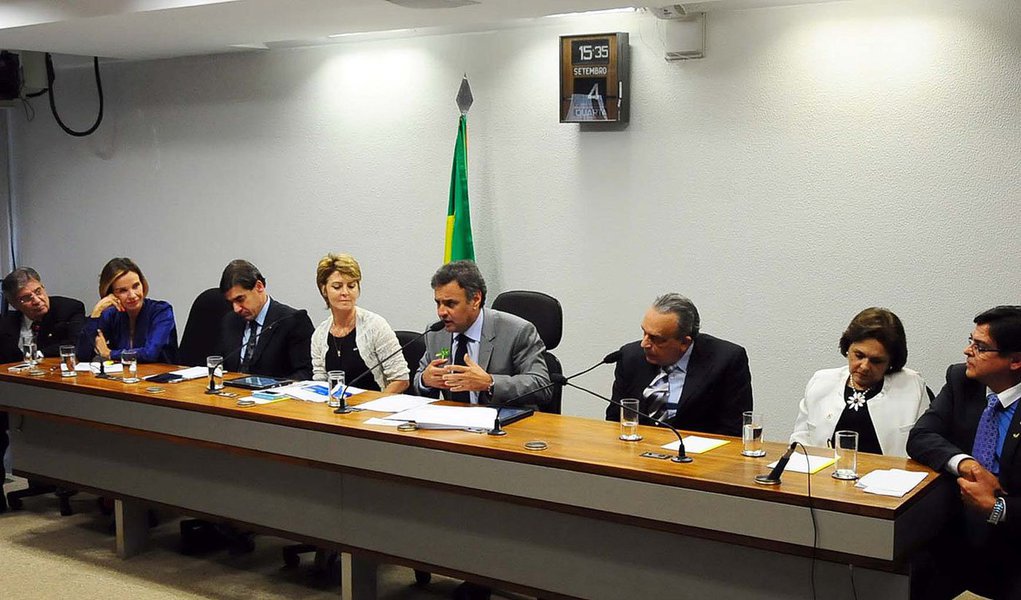 Ao lançar o Portal Social do Brasil, o presidente nacional do PSDB, Aécio Neves, disse que essa será mais uma ferramenta utilizada pelo partido para discutir novas políticas com os profissionais da área social; senador fez uma crítica indireta ao PT: "Assistimos lideranças políticas querendo se apropriar quase que com exclusividade da agenda social, como se fossem eles os únicos responsáveis por algum avanço no Brasil. Gente que trata a pobreza no Brasil como coisa do passado e sabemos que isso não é verdade" (Foto: Gisele Federicce) www.brasil247.com - Ao lançar o Portal Social do Brasil, o presidente nacional do PSDB, Aécio Neves, disse que essa será mais uma ferramenta utilizada pelo partido para discutir novas políticas com os profissionais da área social; senador fez uma crítica indireta ao PT: "Assistimos lideranças políticas querendo se apropriar quase que com exclusividade da agenda social, como se fossem eles os únicos responsáveis por algum avanço no Brasil. Gente que trata a pobreza no Brasil como coisa do passado e sabemos que isso não é verdade"