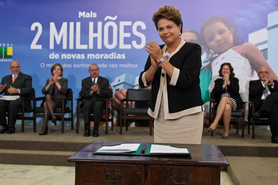 Objetivo é facilitar a compra da casa própria por jovens casais, principalmente em regiões metropolitanas; para isso, governo estuda aumentar as faixas de renda dos beneficiários do Minha Casa Minha Vida, o que elevará a presença do programa em grandes cidades do Sul e Sudeste; programa já contratou até agora 3,7 milhões de unidades habitacionais em todo o país (Foto: Valter Lima) Objetivo é facilitar a compra da casa própria por jovens casais, principalmente em regiões metropolitanas; para isso, governo estuda aumentar as faixas de renda dos beneficiários do Minha Casa Minha Vida, o que elevará a presença do programa em grandes cidades do Sul e Sudeste; programa já contratou até agora 3,7 milhões de unidades habitacionais em todo o país