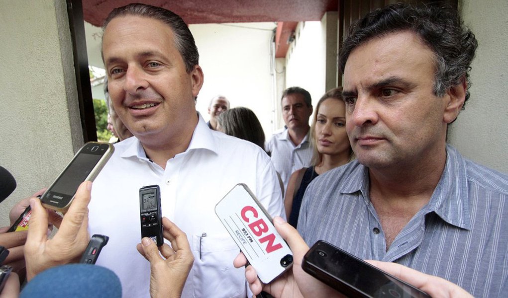 Presidenciável tucano, o senador Aécio Neves (MG) foi enfático ao declarar pacto ao governador de Pernambuco, o socialista Eduardo Campos, contra a reeleição do PT; mas presidente do PSB dá sinais de que vai manter sua trajetória política à esquerda e deve neutralizar posição no segundo turno, caso fique de fora da disputa com a presidente Dilma Rousseff; o mesmo aconteceu em 2010 com sua aliada de chapa, a ex-senadora Marina Silva (PSB) (Foto: Roberta Namour) Presidenciável tucano, o senador Aécio Neves (MG) foi enfático ao declarar pacto ao governador de Pernambuco, o socialista Eduardo Campos, contra a reeleição do PT; mas presidente do PSB dá sinais de que vai manter sua trajetória política à esquerda e deve neutralizar posição no segundo turno, caso fique de fora da disputa com a presidente Dilma Rousseff; o mesmo aconteceu em 2010 com sua aliada de chapa, a ex-senadora Marina Silva (PSB)