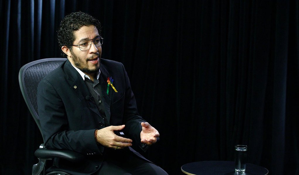 Deputado federal do Psol-RJ diz que sua proposta, que vai protocolar na semana que vem na Câmara, servirá para 'fazer frente' ao projeto do deputado Osmar Terra (PMDB-RS), que autoriza a internação involuntária de usuários; “É um projeto de lei amplo de regulamentação e legalização da maconha, do consumo, do mercado”, declarou (Foto: Roberta Namour) Deputado federal do Psol-RJ diz que sua proposta, que vai protocolar na semana que vem na Câmara, servirá para 'fazer frente' ao projeto do deputado Osmar Terra (PMDB-RS), que autoriza a internação involuntária de usuários; “É um projeto de lei amplo de regulamentação e legalização da maconha, do consumo, do mercado”, declarou