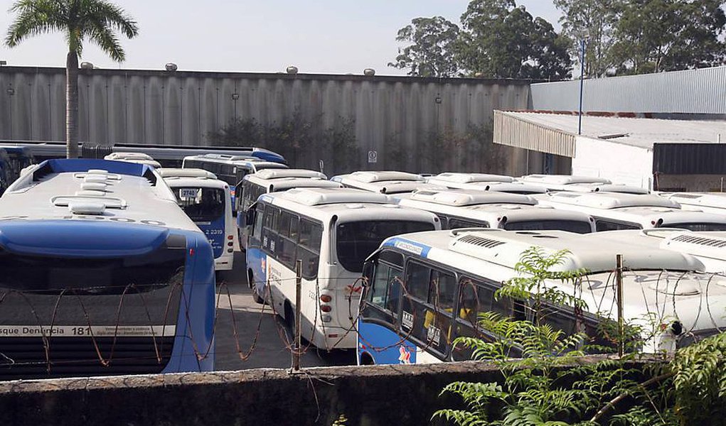 Pelo menos sete funcionários da viação Sambaíba foram demitidos por justa causa após greve realizada há duas semanas em São Paulo; eles recorrem ao Ministério do Trabalho para tentar reverter as demissões; ao menos duas outras empresas também devem dispensar motoristas apontados como líderes da paralisação, feita em desacordo com o sindicato da categoria (Foto: Gisele Federicce) Pelo menos sete funcionários da viação Sambaíba foram demitidos por justa causa após greve realizada há duas semanas em São Paulo; eles recorrem ao Ministério do Trabalho para tentar reverter as demissões; ao menos duas outras empresas também devem dispensar motoristas apontados como líderes da paralisação, feita em desacordo com o sindicato da categoria