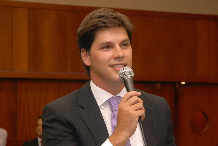 Daniel Vilela (PMDB) apresentou projeto de lei complementar na Câmara Federal para estabelecer teto de gastos para contratação de funcionários de livre nomeação em todas as esferas de governo; texto impõe limite de despesa de 0,5% da Receita Corrente Líquida para estados e municípios para gastos com servidores comissionados; "Ideia é acabar com o loteamento político nos estados e municípios, priorizando o servidor efetivo", argumenta (Foto: Realle Palazzo-Martini) Daniel Vilela (PMDB) apresentou projeto de lei complementar na Câmara Federal para estabelecer teto de gastos para contratação de funcionários de livre nomeação em todas as esferas de governo; texto impõe limite de despesa de 0,5% da Receita Corrente Líquida para estados e municípios para gastos com servidores comissionados; "Ideia é acabar com o loteamento político nos estados e municípios, priorizando o servidor efetivo", argumenta