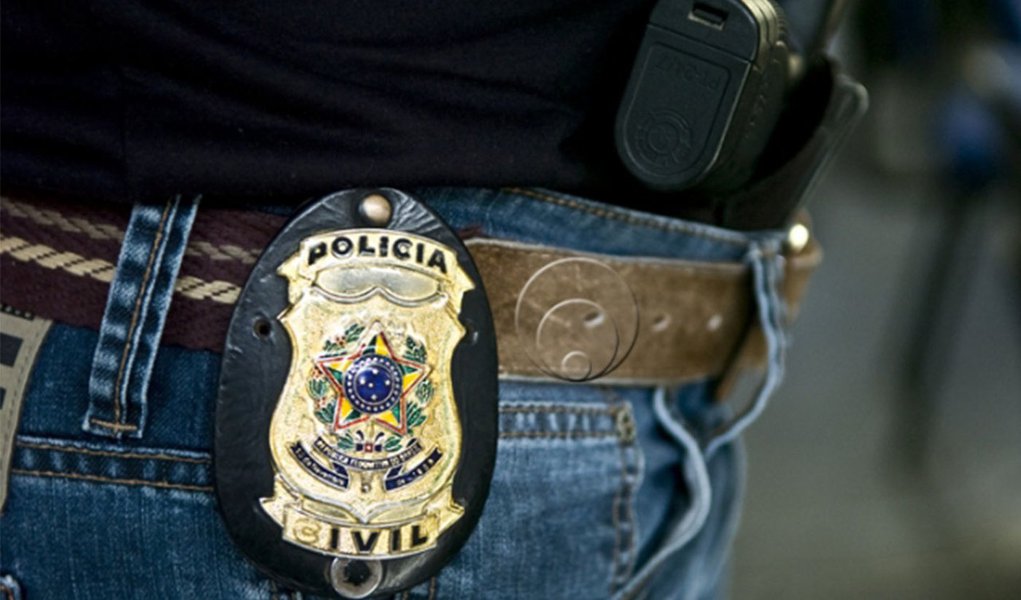 A decisão foi tomada nesta terça-feira, 15; é a segunda vitória do governo do Estado no concurso da Polícia Civil; no último dia 9, o Pleno do Tribunal de Contas do Estado (TCE) não referendou a decisão da conselheira Doris de Miranda Coutinho sobre a suspensão da execução do contrato entre a Secretaria de Administração do Estado e a Fundação Aroeira para a realização do certame; segundo o procurador geral do Estado, Andre Matos Gonçalves, a decisão da Justiça demonstra a seriedade do concurso. “O concurso já passou pelo TCE, agora a Justiça negou o pedido de liminar, o que está se vendo é que é um concurso sério. Os candidatos podem ficar tranquilos, se preparar bem porque o calendário de execução do certame segue normalmente”, afirmou; as inscrições seguem abertas até o dia 22 (Foto: Aquiles Lins) A decisão foi tomada nesta terça-feira, 15; é a segunda vitória do governo do Estado no concurso da Polícia Civil; no último dia 9, o Pleno do Tribunal de Contas do Estado (TCE) não referendou a decisão da conselheira Doris de Miranda Coutinho sobre a suspensão da execução do contrato entre a Secretaria de Administração do Estado e a Fundação Aroeira para a realização do certame; segundo o procurador geral do Estado, Andre Matos Gonçalves, a decisão da Justiça demonstra a seriedade do concurso. “O concurso já passou pelo TCE, agora a Justiça negou o pedido de liminar, o que está se vendo é que é um concurso sério. Os candidatos podem ficar tranquilos, se preparar bem porque o calendário de execução do certame segue normalmente”, afirmou; as inscrições seguem abertas até o dia 22