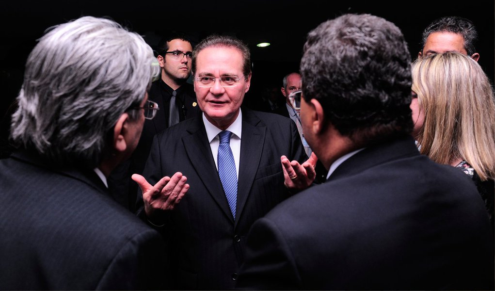 Após anunciar que a votação para a indicação de Luiz Edson Fachin para o Supremo Tribunal Federal será feita somente na próxima terça (19), o presidente do Senado, Renan Calheiros (PMDB-AL), afirmou que não pode "improvisar a apreciação" do nome jurista para não ser responsabilizado por manipular a votação; "Se você improvisar a apreciação do nome do ministro do Supremo, vai haver quem responsabilize pelo quórum baixo ou quórum alto, e isso arranha a isenção do presidente do Senado", afirmou (Foto: Valter Lima) Após anunciar que a votação para a indicação de Luiz Edson Fachin para o Supremo Tribunal Federal será feita somente na próxima terça (19), o presidente do Senado, Renan Calheiros (PMDB-AL), afirmou que não pode "improvisar a apreciação" do nome jurista para não ser responsabilizado por manipular a votação; "Se você improvisar a apreciação do nome do ministro do Supremo, vai haver quem responsabilize pelo quórum baixo ou quórum alto, e isso arranha a isenção do presidente do Senado", afirmou