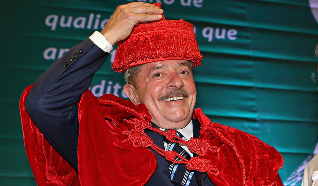 "Já estou pensando no Brasil de 2022, quando a gente completar 200 anos de independência e fizer uma comparação do que era o Brasil. Aí vai ser duro, Dilminha, quando a gente falar do Brasil que nós deixamos em 2022 e o que nós pegamos", disso o ex-presidente ao receber título de doutor honoris causa da UFABC, instituição criada no seu primeiro mandato (Foto: Roberta Namour) www.brasil247.com - "Já estou pensando no Brasil de 2022, quando a gente completar 200 anos de independência e fizer uma comparação do que era o Brasil. Aí vai ser duro, Dilminha, quando a gente falar do Brasil que nós deixamos em 2022 e o que nós pegamos", disso o ex-presidente ao receber título de doutor honoris causa da UFABC, instituição criada no seu primeiro mandato