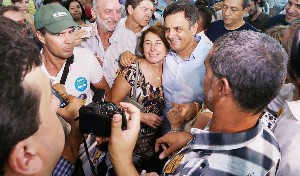Otimista com a polêmica aberta pelo depoimento do ex-diretor da Petrobras Paulo Roberto Costa, presidenciável tucano Aécio Neves usará seu programa de TV para atacar o PT; cogitou nomear novo escândalo de "petrolão", mas achou melhor apontar semelhanças com o chamado “mensalão” de 2005, que resultou na AP 470 e na prisão de políticos petistas como José Genoino e José Dirceu (Foto: Roberta Namour) Otimista com a polêmica aberta pelo depoimento do ex-diretor da Petrobras Paulo Roberto Costa, presidenciável tucano Aécio Neves usará seu programa de TV para atacar o PT; cogitou nomear novo escândalo de "petrolão", mas achou melhor apontar semelhanças com o chamado “mensalão” de 2005, que resultou na AP 470 e na prisão de políticos petistas como José Genoino e José Dirceu