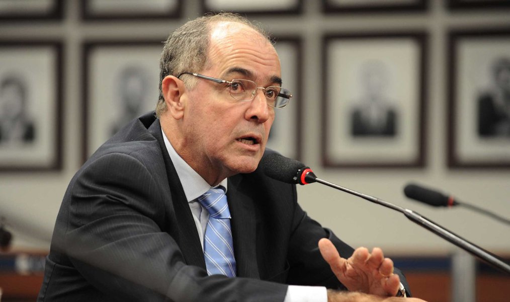 Presidente do DEM na Bahia, o deputado José Carlos Aleluia quer "dar um freio nas maldades da presidente Dilma Rousseff com os médicos"; o líder democrata ingressou com um 'decreto legislativo' para barrar a medida presidencial (Decreto 8.497/2015), que cria o Cadastro Nacional de Especialistas; "Essa é mais uma artimanha populista de Dilma totalmente descomprometida com a qualidade da assistência à saúde do povo brasileiro. O objetivo é formar pseudomédicos e agora pseudo-especialistas em escala industrial para seguir ludibriando a população" (Foto: Romulo Faro) Presidente do DEM na Bahia, o deputado José Carlos Aleluia quer "dar um freio nas maldades da presidente Dilma Rousseff com os médicos"; o líder democrata ingressou com um 'decreto legislativo' para barrar a medida presidencial (Decreto 8.497/2015), que cria o Cadastro Nacional de Especialistas; "Essa é mais uma artimanha populista de Dilma totalmente descomprometida com a qualidade da assistência à saúde do povo brasileiro. O objetivo é formar pseudomédicos e agora pseudo-especialistas em escala industrial para seguir ludibriando a população"
