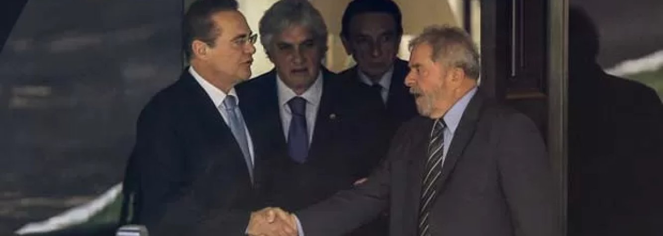 O presidente do Senado, Renan Calheiros (PMDB), encontrou-se nesta quinta-feira, 14, com o ex-presidente Lula, em Brasília. Durante almoço na residência oficial do presidente do Senado, presidente do Senado disse ainda que Lula "considera urgente" regulamentar a terceirização, contanto que não se permita que as atividades-fim sejam terceirizadas nas empresas; "O presidente Lula considera que é urgente a terceirização, e todos nós também. O que não pode é colaborar para que seja regulamentação da atividade-fim, porque isso precariza os trabalhadores que hoje não estão terceirizados", disse; projeto da terceirização começará a ser debatida na próxima terça-feira, 19, no Senado (Foto: Aquiles Lins) O presidente do Senado, Renan Calheiros (PMDB), encontrou-se nesta quinta-feira, 14, com o ex-presidente Lula, em Brasília. Durante almoço na residência oficial do presidente do Senado, presidente do Senado disse ainda que Lula "considera urgente" regulamentar a terceirização, contanto que não se permita que as atividades-fim sejam terceirizadas nas empresas; "O presidente Lula considera que é urgente a terceirização, e todos nós também. O que não pode é colaborar para que seja regulamentação da atividade-fim, porque isso precariza os trabalhadores que hoje não estão terceirizados", disse; projeto da terceirização começará a ser debatida na próxima terça-feira, 19, no Senado