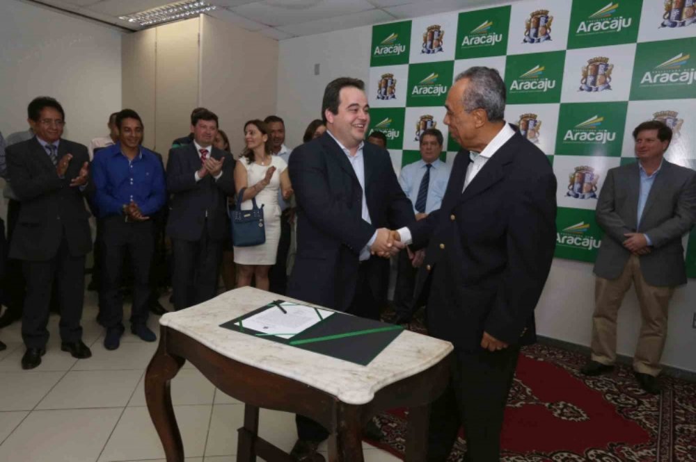 O presidente da Câmara de Vereadores de Aracaju, Vinícius Porto (DEM), tomou posse, nesta sexta-feira (11), como prefeito, em substituição a João Alves Filho (DEM), que estará até o dia 22 de abril em viagem oficial para Colômbia juntamente com o vice-prefeito José Carlos Machado (PSDB); neste período, a Câmara ficará sob os cuidados do vice-presidente Jailton Santana (PSC) (Foto: Valter Lima) O presidente da Câmara de Vereadores de Aracaju, Vinícius Porto (DEM), tomou posse, nesta sexta-feira (11), como prefeito, em substituição a João Alves Filho (DEM), que estará até o dia 22 de abril em viagem oficial para Colômbia juntamente com o vice-prefeito José Carlos Machado (PSDB); neste período, a Câmara ficará sob os cuidados do vice-presidente Jailton Santana (PSC)