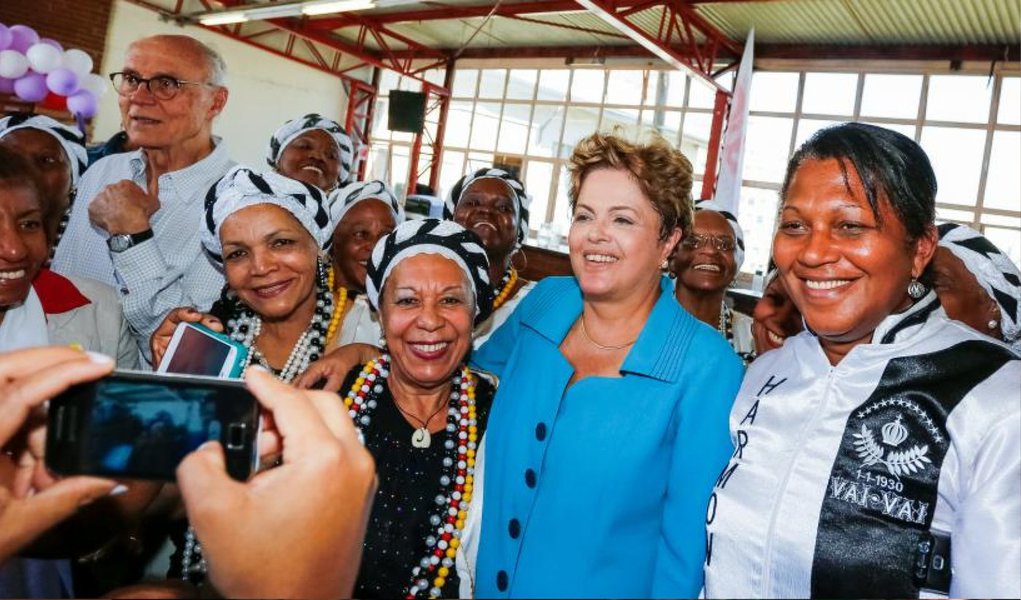 Presidente Dilma Rousseff (PT) criticou, neste sábado (6), sua principal adversária, na disputa pela reeleição, Marina Silva (PSB), durante evento com centenas de mulheres; a petista, mesmo sem citar a candidata do PSB, atacou as propostas dela como a redução da participação dos bancos públicos em financiamentos e a redução da importância do pré-sal na matriz energética brasileira, além de afirmar que não muda de posição quando é pressionada; "Se te pressionarem você não pode mudar de posição. Ou você tem convicção naquilo que acredita ou não tem força para mudar. Não é possível defender uma coisa de manhã e mudar porque te pressionaram", disse Dilma (Foto: Valter Lima) Presidente Dilma Rousseff (PT) criticou, neste sábado (6), sua principal adversária, na disputa pela reeleição, Marina Silva (PSB), durante evento com centenas de mulheres; a petista, mesmo sem citar a candidata do PSB, atacou as propostas dela como a redução da participação dos bancos públicos em financiamentos e a redução da importância do pré-sal na matriz energética brasileira, além de afirmar que não muda de posição quando é pressionada; "Se te pressionarem você não pode mudar de posição. Ou você tem convicção naquilo que acredita ou não tem força para mudar. Não é possível defender uma coisa de manhã e mudar porque te pressionaram", disse Dilma