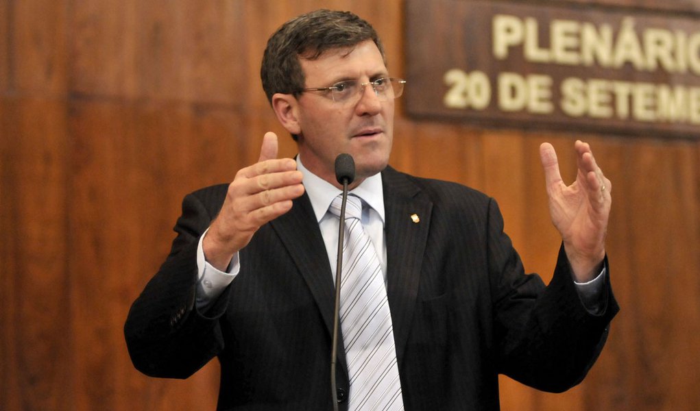 De acordo com a denúncia, o coordenador da campanha do candidato e superintendente-geral da Assembleia Legislativa, Artur Alexandre Souto, estaria pressionando funcionários a comprarem convites de R$ 2,5 mil para um jantar de arrecadação de fundos para seu comitê; O evento acontece na próxima quarta-feira (03) na churrascaria Galpão Crioulo; ex-prefeito de Tapejara, Gilmar Sossella (PDT) tenta seu terceiro mandato consecutivo como deputado estadual (Foto: Roberta Namour) De acordo com a denúncia, o coordenador da campanha do candidato e superintendente-geral da Assembleia Legislativa, Artur Alexandre Souto, estaria pressionando funcionários a comprarem convites de R$ 2,5 mil para um jantar de arrecadação de fundos para seu comitê; O evento acontece na próxima quarta-feira (03) na churrascaria Galpão Crioulo; ex-prefeito de Tapejara, Gilmar Sossella (PDT) tenta seu terceiro mandato consecutivo como deputado estadual