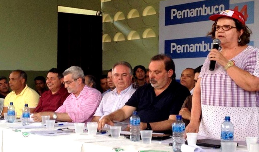 “O Brasil vai ser hexa, Dilma reeleita, Amando vai ser governador, João Paulo Senador e o povo vai correr pro abraço”, previu a deputada, durante o discurso em Ipojuca; a presidente estadual do PT organiza a visita da presidente Dilma Rousseff e do ex-presidente Lula ao Estado na próxima sexta-feira ,13; além de inaugurar a Via Mangue, a presidente deve participar de um ato de fortalecimento da campanha do senador Armando Monteiro Neto (PTB) ao Governo do Estado e do deputado federal João Paulo (PT) para o Senado (Foto: Aquiles Lins) “O Brasil vai ser hexa, Dilma reeleita, Amando vai ser governador, João Paulo Senador e o povo vai correr pro abraço”, previu a deputada, durante o discurso em Ipojuca; a presidente estadual do PT organiza a visita da presidente Dilma Rousseff e do ex-presidente Lula ao Estado na próxima sexta-feira ,13; além de inaugurar a Via Mangue, a presidente deve participar de um ato de fortalecimento da campanha do senador Armando Monteiro Neto (PTB) ao Governo do Estado e do deputado federal João Paulo (PT) para o Senado
