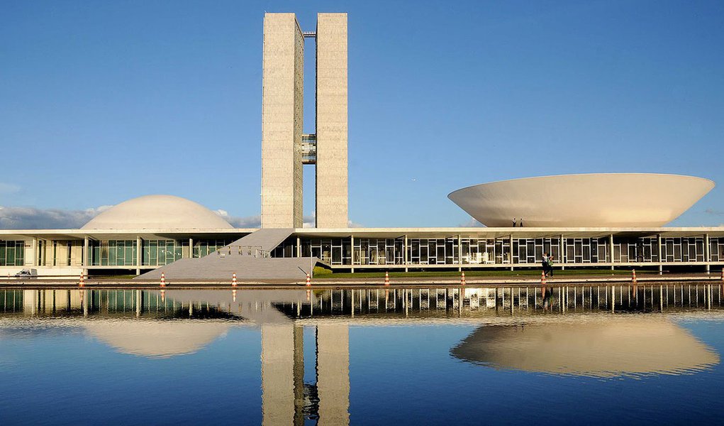 Projeção do Departamento Intersindical de Assessoria Parlamentar (DIAP) aponta que o partido da presidente Dilma Rousseff terá novamente a maior bancada da Câmara nessas eleições, com no mínimo 70 e no máximo 95 deputados; PMDB aparece na sequência, com 48 a 73 representantes; PSDB, de Aécio Neves, que elegeu 53 deputados em 2010, pode no máximo repetir a bancada daquele ano; já o PSB, de Marina Silva, deve ficar com entre 23 e 34 deputados (Foto: Roberta Namour) Projeção do Departamento Intersindical de Assessoria Parlamentar (DIAP) aponta que o partido da presidente Dilma Rousseff terá novamente a maior bancada da Câmara nessas eleições, com no mínimo 70 e no máximo 95 deputados; PMDB aparece na sequência, com 48 a 73 representantes; PSDB, de Aécio Neves, que elegeu 53 deputados em 2010, pode no máximo repetir a bancada daquele ano; já o PSB, de Marina Silva, deve ficar com entre 23 e 34 deputados