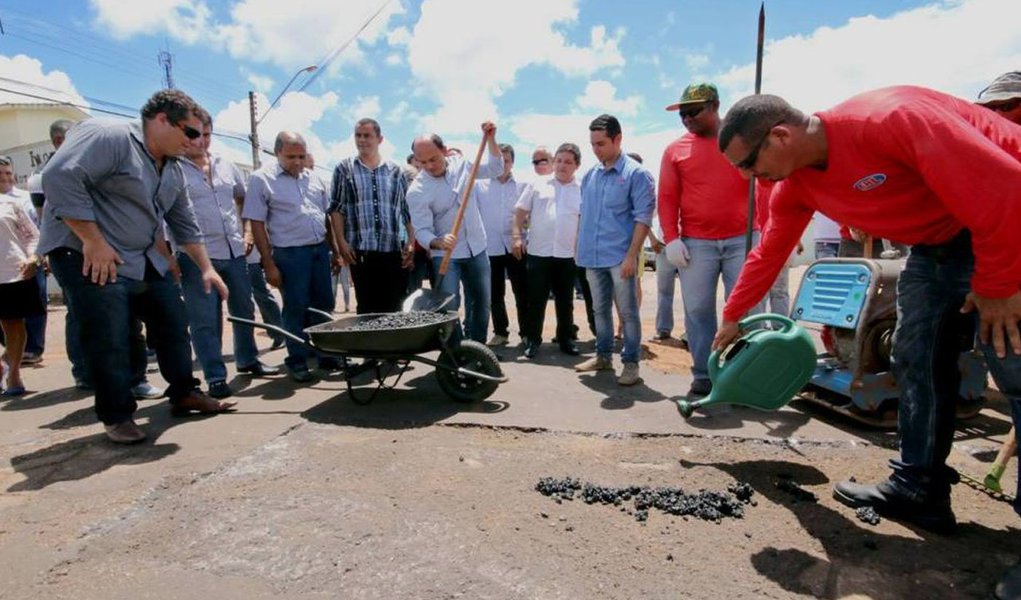 Ao lado do prefeito Fabion Gomes (PR) e outras autoridades, o governador Sandoval Cardoso deu início aos procedimentos que vão resultar na aplicação de 49 mil m² de lama asfáltica, recuperando vias urbanas em diversos trechos do município; com 25 frentes simultâneas de serviço e investimento de R$ 78 milhões, o Pró-Município é um programa que, além de beneficiar a população das cidades atendidas, ainda gera renda a milhares de pessoas, entre operários e comércio local por onde as obras passam (Foto: Aquiles Lins) Ao lado do prefeito Fabion Gomes (PR) e outras autoridades, o governador Sandoval Cardoso deu início aos procedimentos que vão resultar na aplicação de 49 mil m² de lama asfáltica, recuperando vias urbanas em diversos trechos do município; com 25 frentes simultâneas de serviço e investimento de R$ 78 milhões, o Pró-Município é um programa que, além de beneficiar a população das cidades atendidas, ainda gera renda a milhares de pessoas, entre operários e comércio local por onde as obras passam