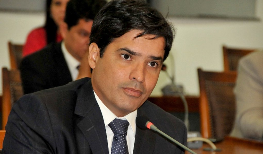 "A MP 26 é uma medida muito importante, que pode provocar impactos sérios na economia. Por isso tem que ser amplamente discutida; a classe produtiva, os cartórios e todos os atores impactados com a medida têm que se manifestar e serem ouvidos", disse Lelis; em reunião com líderes empresariais, o governador em exercício Sandoval Cardoso deu prazo até o dia 6 para eles apresentarem uma proposta alternativa à MP que elevou as taxas dos cartórios e avisou que a Assembleia Legislativa irá a matéria no dia 11 (Foto: Aquiles Lins) "A MP 26 é uma medida muito importante, que pode provocar impactos sérios na economia. Por isso tem que ser amplamente discutida; a classe produtiva, os cartórios e todos os atores impactados com a medida têm que se manifestar e serem ouvidos", disse Lelis; em reunião com líderes empresariais, o governador em exercício Sandoval Cardoso deu prazo até o dia 6 para eles apresentarem uma proposta alternativa à MP que elevou as taxas dos cartórios e avisou que a Assembleia Legislativa irá a matéria no dia 11