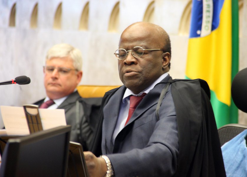 Presidente do Supremo, Joaquim Barbosa, também endossou crítica dos ministros do STF, em sessão desta quarta-feira, sobre a inoperância do Ministério da Justiça, que impede a progressão de pena dos que têm direito a ela ou mantém na cadeia os que já cumpriram sua dívida com a Justiça; no caso da Ação Penal 470, no entanto, ele age diferente, cassando o benefício de trabalho externo e praticamente decretando, por decisão individual, o fim do sistema semiaberto no País (Foto: Gisele Federicce) Presidente do Supremo, Joaquim Barbosa, também endossou crítica dos ministros do STF, em sessão desta quarta-feira, sobre a inoperância do Ministério da Justiça, que impede a progressão de pena dos que têm direito a ela ou mantém na cadeia os que já cumpriram sua dívida com a Justiça; no caso da Ação Penal 470, no entanto, ele age diferente, cassando o benefício de trabalho externo e praticamente decretando, por decisão individual, o fim do sistema semiaberto no País