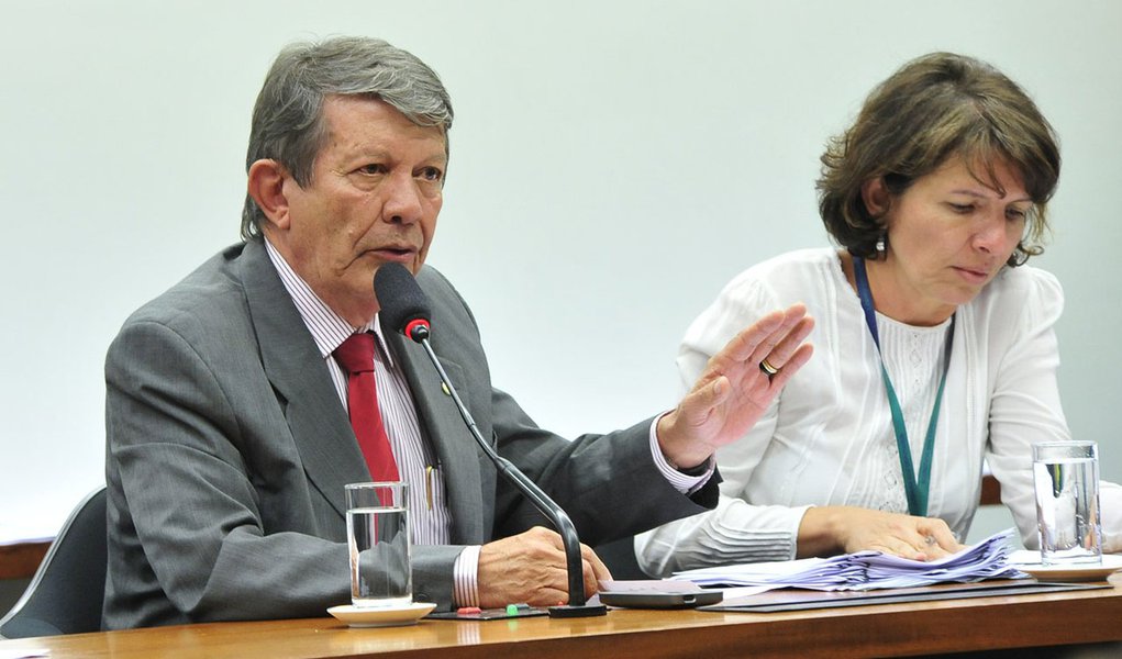 O presidente da Comissão Mista de Orçamento (CMO), deputado Devanir Ribeiro (PT), marcou uma série de reuniões do colegiado, a começar na segunda-feira (24), para retomar a análise do projeto que altera o cálculo do superavit primário (PLN 36/14); a previsão é aprovar o texto nesse mesmo dia ou na terça, nas três reuniões pré-agendadas; também está marcada para terça uma sessão do Congresso Nacional para votar a proposta depois que ela passar na comissão; o presidente do Senado, Renan Calheiros (PMDB), afirmou hoje (20) que se não for possível votá-la na terça, ele marcará uma nova sessão do Congresso para o dia seguinte (Foto: Leonardo Araújo) O presidente da Comissão Mista de Orçamento (CMO), deputado Devanir Ribeiro (PT), marcou uma série de reuniões do colegiado, a começar na segunda-feira (24), para retomar a análise do projeto que altera o cálculo do superavit primário (PLN 36/14); a previsão é aprovar o texto nesse mesmo dia ou na terça, nas três reuniões pré-agendadas; também está marcada para terça uma sessão do Congresso Nacional para votar a proposta depois que ela passar na comissão; o presidente do Senado, Renan Calheiros (PMDB), afirmou hoje (20) que se não for possível votá-la na terça, ele marcará uma nova sessão do Congresso para o dia seguinte