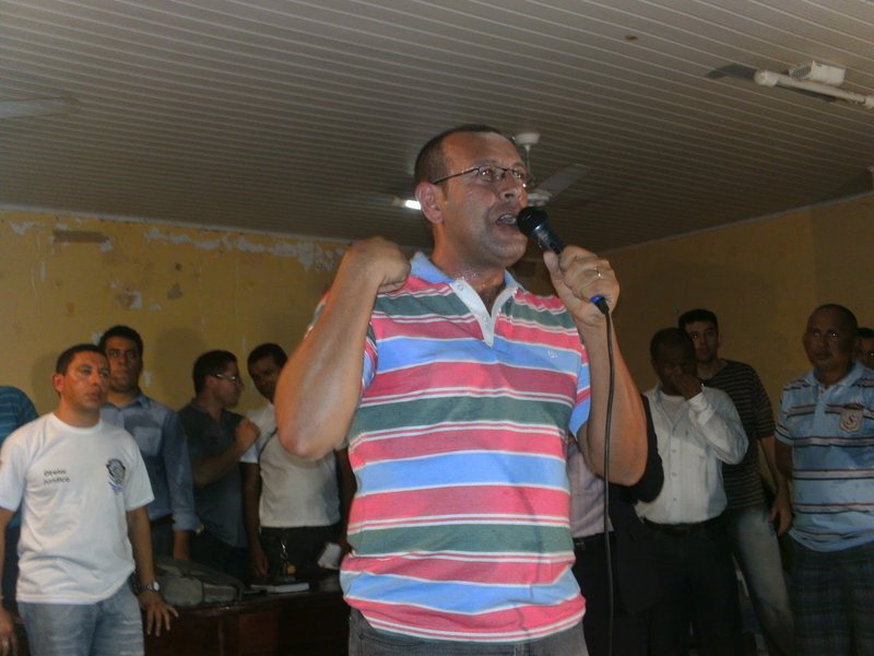 "Mesmo denunciado pela prática de crimes contra a segurança nacional, continuou ostensivamente a instigar o uso da violência e da desordem e a liderar movimentos grevistas expressamente proibidos pela Constituição Federal, não só no Estado da Bahia, como em outras unidades da federação, apostando na política do terror", diz a nota do Ministério Público sobre a prisão do vereador tucano Marco Prisco, que liderou a greve da PM na Bahia (Foto: Leonardo Attuch) "Mesmo denunciado pela prática de crimes contra a segurança nacional, continuou ostensivamente a instigar o uso da violência e da desordem e a liderar movimentos grevistas expressamente proibidos pela Constituição Federal, não só no Estado da Bahia, como em outras unidades da federação, apostando na política do terror", diz a nota do Ministério Público sobre a prisão do vereador tucano Marco Prisco, que liderou a greve da PM na Bahia